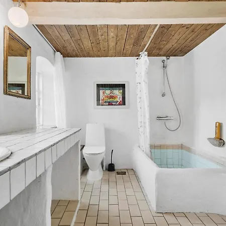 3 Bedroom Awesome In בית נופש Klemensker